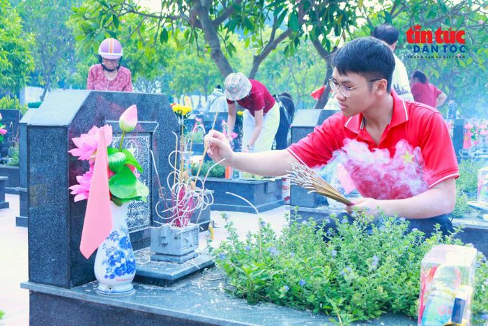 Việc đến Nghĩa trang Mai Dịch dâng hương trong ngày 27/7 là dịp để nhắc nhở thế hệ trẻ tiếp nối truyền thống yêu nước, khơi dậy lòng tự hào dân tộc và khát vọng xây dựng đất nước.