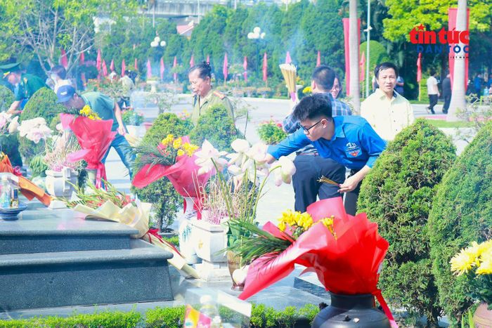 Nhiều đoàn viên, thanh niên, học sinh, sinh viên đến Nghĩa trang Mai Dịch để dâng hương, bày tỏ lòng biết ơn sâu sắc đối với các thế hệ đi trước.