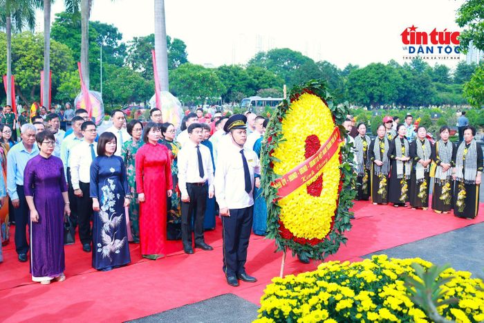 Đoàn Thành phố Hà Nội vào dâng hương, tưởng niệm các Anh hùng liệt sĩ và các bậc tiền bối cách mạng tại Nghĩa trang Mai Dịch trong ngày 27/7.