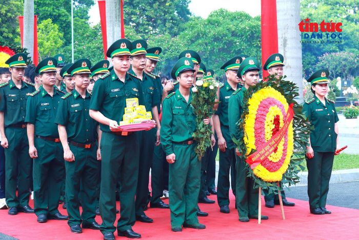 Các đoàn trong lực lượng vũ trang đến dâng hương, tri ân các Anh hùng liệt sĩ và các bậc tiền bối cách mạng.