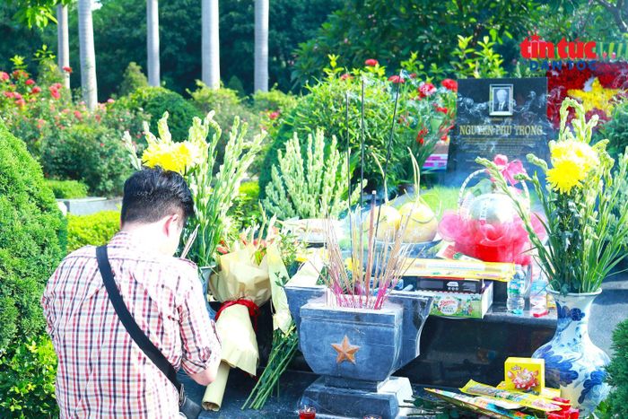 Tại khu vực an nghỉ của cố Tổng Bí thư Nguyễn Phú Trọng, nhiều người dân dừng lại khá lâu để thắp hương, đặt hoa và bày tỏ sự kính trọng.