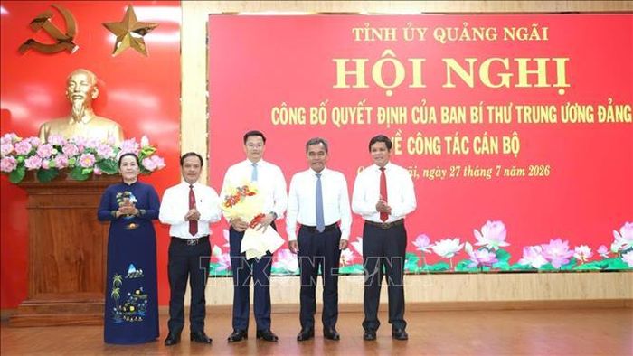 Lãnh đạo tỉnh Quảng Ngãi tặng hoa chúc mừng Phó Bí thư Tỉnh ủy Nguyễn Đức Tâm. Ảnh: TTXVN phát