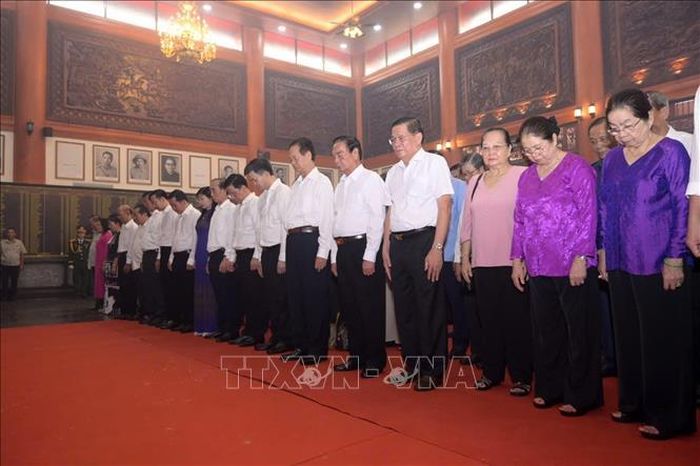 Các đại biểu thực hiện nghi thức một phút mặc niệm.