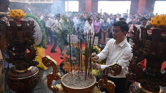 Ủy viên Trung ương Đảng, Bí thư Tỉnh ủy An Giang Lê Quang Tùng dâng hương.