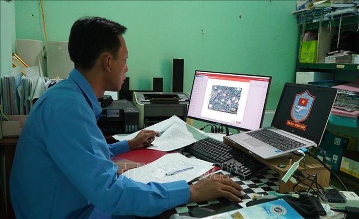 Cán bộ Đội K91 miệt mài nghiên cứu, thực hiện và chạy thử nghiệm phần mềm “Quản lý hồ sơ liệt sĩ”. Ảnh: Nhựt An/TTXVN