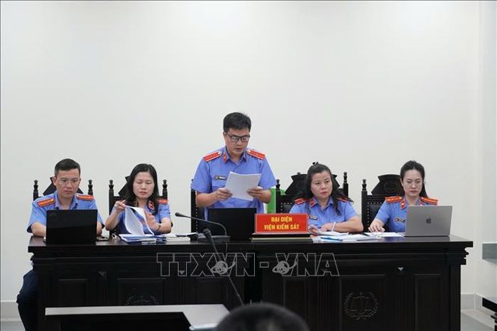 Đại diện Viện Kiểm sát công bố bản cáo trạng tại phiên tòa.