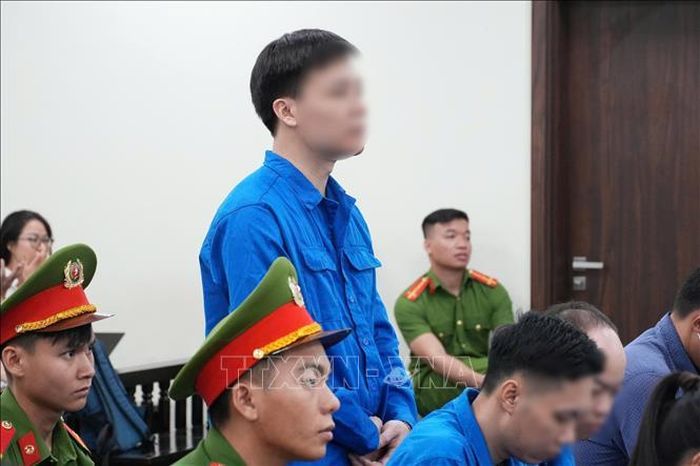 Bị cáo Nguyễn Năng Mạnh khai báo tại Tòa.