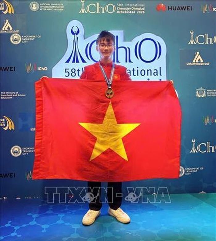 Em Đinh Xuân Phúc, học sinh Trường THPT Chuyên Vĩnh Phúc (Phú Thọ), xuất sắc giành Huy chương Vàng tại Kỳ thi Olympic Hóa học Quốc tế năm 2026 ở Uzbekistan. Ảnh: TTXVN phát