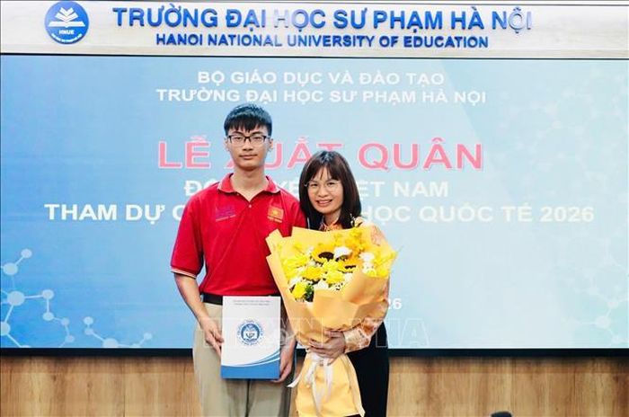 Em Đinh Xuân Phúc và cô giáo Phùng Thị Nga - giáo viên trực tiếp phụ trách đội tuyển Việt Nam tham dự Kỳ thi Olympic Hóa học Quốc tế năm 2026. Ảnh: TTXVN phát