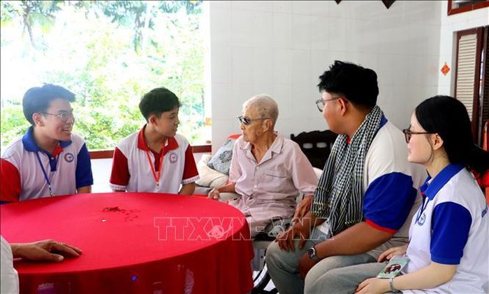 Sinh viên tình nguyện thăm hỏi gia đình chính sách tại xã Long Hồ, tỉnh Vĩnh Long.