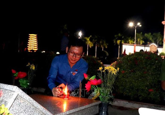 Bí thư Tỉnh đoàn Vĩnh Long Trần Trí Cường thắp nến tri ân các Anh hùng liệt sĩ nhân dịp 27/7.
