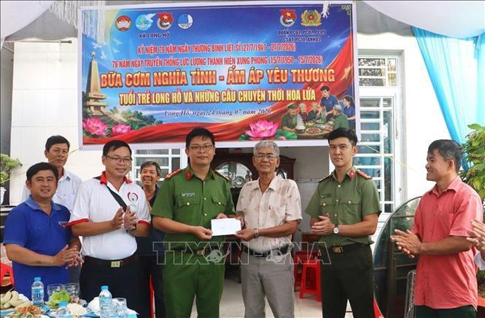 Đoàn viên tặng quà gia đình chính sách nhân dịp 27/7.