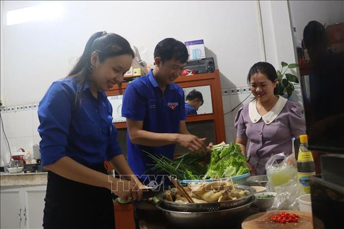 Đoàn viên cùng gia đình chính sách nấu bữa cơm tri ân nhân dịp 27/7.