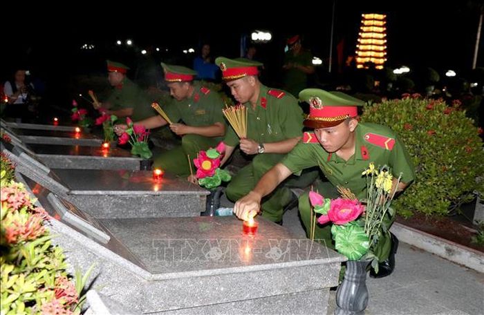Đoàn viên Công an thắp nến tri ân các Anh hùng liệt sĩ nhân dịp 27/7.