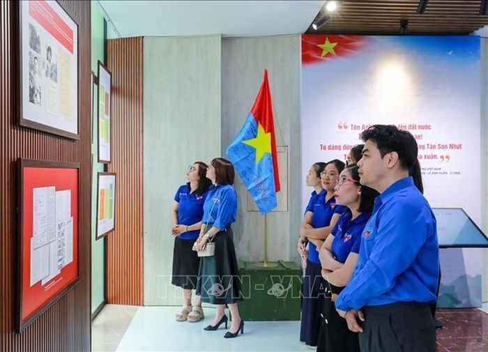 Công chúng tìm hiểu thông tin tại không gian trưng bày tài liệu lưu trữ và kỷ vật của cán bộ đi B. Ảnh: Khánh Hòa/TTXVN
