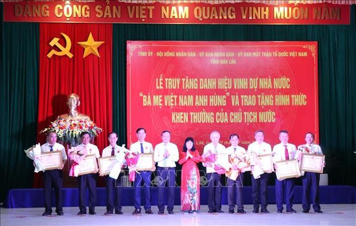 Trao tặng Huân chương Lao động hạng Ba cho các cá nhân.