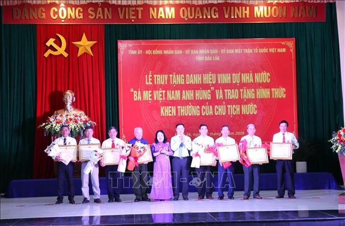 Các cá nhân được trao tặng Huân chương Lao động hạng Nhì.