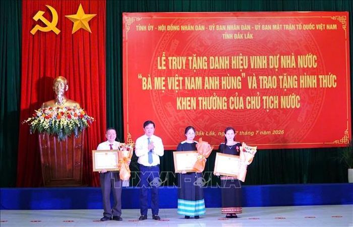 Các cá nhân được lãnh đạo tỉnh Đắk Lắk trao tặng Huân chương Lao động hạng Nhất.