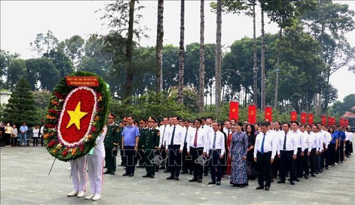Ông Lê Quốc Phong, Phó Bí thư thường trực Thành ủy TP Hồ Chí Minh, cùng đoàn đại biểu dâng hoa, dâng hương tại Nghĩa trang Liệt sĩ Củ Chi, xã An Nhơn Tây. Ảnh: TTXVN phát