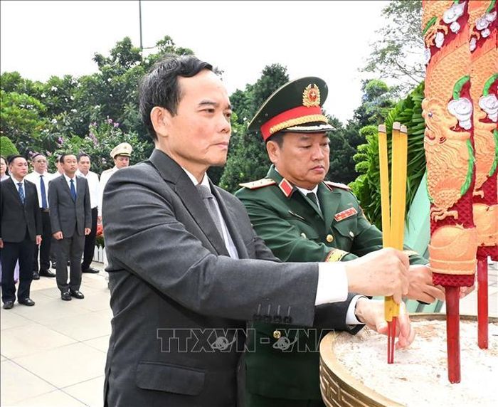 Ông Trần Lưu Quang, Ủy viên Bộ Chính trị, Bí thư Thành ủy TP Hồ Chí Minh, dâng hương tại Nghĩa trang Liệt sĩ TP Hồ Chí Minh (đồi không tên, phường Long Bình). Ảnh: TTXVN phát