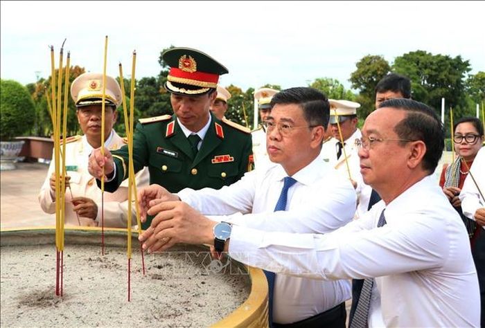 Đại biểu dâng hương. Ảnh: TTXVN phát
