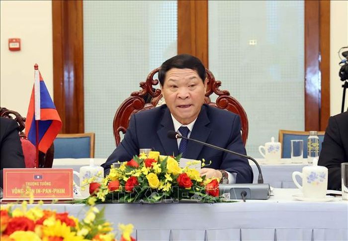 Thượng tướng Vongsone Inpanphim, Bí thư Trung ương Đảng, Thứ trưởng Bộ Quốc phòng, Chủ nhiệm Tổng cục Chính trị QĐND Lào, Trưởng ban Ban Công tác đặc biệt Chính phủ Lào, dự Kỳ họp.
