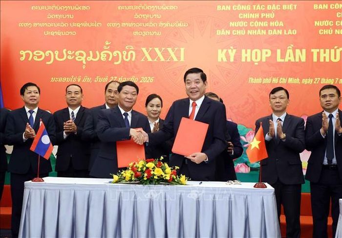 Thượng tướng Nguyễn Văn Gấu (phải), Thứ trưởng Bộ Quốc phòng, Trưởng ban Ban Công tác đặc biệt Chính phủ Việt Nam và Thượng tướng Vongsone Inpanphim (trái), Bí thư Trung ương Đảng, Thứ trưởng Bộ Quốc phòng, Chủ nhiệm Tổng cục Chính trị QĐND Lào, Trưởng ban Ban Công tác đặc biệt Chính phủ Lào ký Biên bản Kỳ họp.