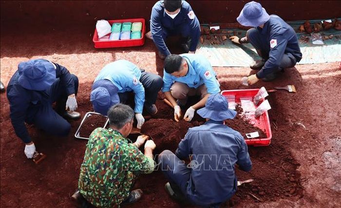Cán bộ, chiến sĩ Đội K72 tìm kiếm, quy tập hầm mộ tập thể có 6 hài cốt liệt sĩ tại xã Minh Đức, thành phố Đồng Nai. Ảnh: Đậu Tất Thành/TTXVN