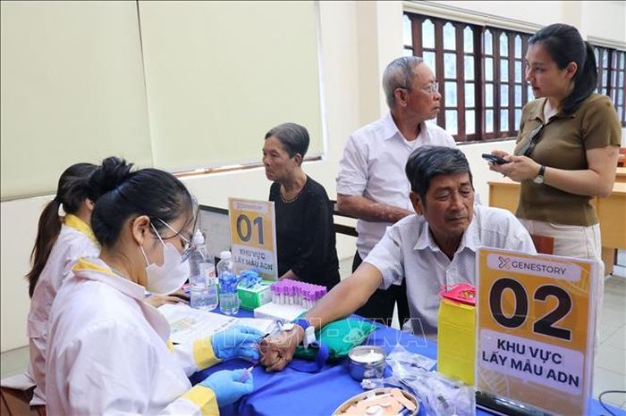 Công an TP Hồ Chí Minh thu nhận mẫu sinh phẩm ADN của thân nhân liệt sĩ chưa xác định danh tính trên địa bàn đợt đầu năm năm 2026.