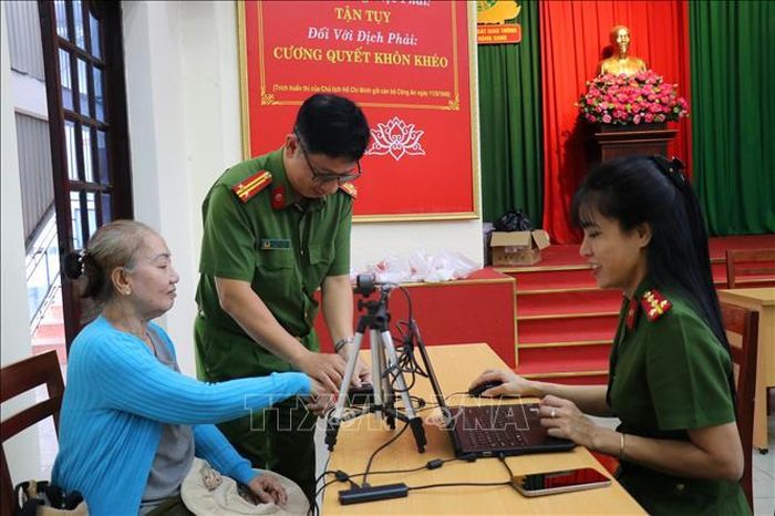 Công an TP Hồ Chí Minh thu nhận mẫu sinh phẩm ADN của thân nhân liệt sĩ chưa xác định danh tính trên địa bàn đợt đầu năm năm 2026.