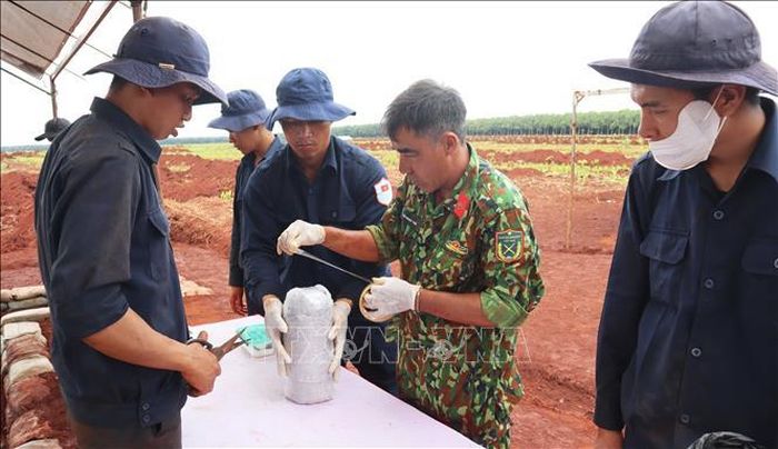 Quá trình tìm kiếm, lực lượng chức năng thu được hàng trăm di vật như súng, đạn, mìn, bình tông, lược, dao cạo râu, bàn chải đánh răng... Ảnh: Đậu Tất Thành/TTXVN