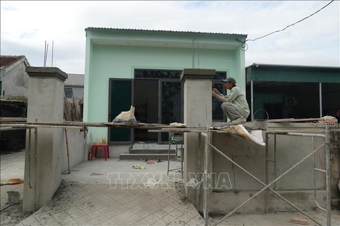 Sau nhiều năm sống trong căn nhà xuống cấp, chị Phan Thị Ngọc ở xóm Hưng Mỹ, xã Hưng Nguyên - nạn nhân nhiễm chất độc hóa học - đã có được căn nhà mới khang trang.
