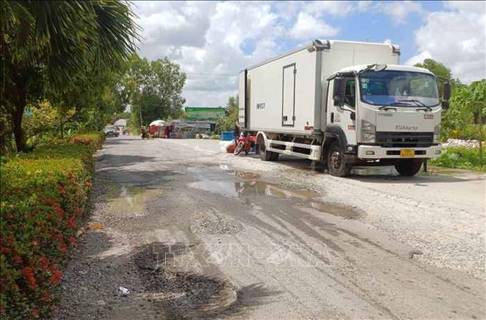 Tuyến đường từ trung tâm xã Đầm Dơi đến xã Tân Tiến có nhiều xe tải di chuyển nên nhanh chóng bị xuống cấp.