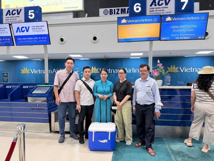 Các bác sĩ Bệnh viện Nhi đồng 2 tiến hành bảo quản, vận chuyện thận trái ngay trong đêm. Ảnh: benhvienbaichay.vn
