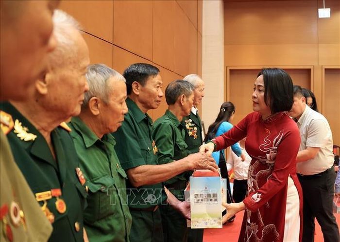Phó Chủ tịch Quốc hội Nguyễn Thị Thanh tặng quà cho các đại biểu Người có công với Cách mạng tiêu biểu. Ảnh: Tuấn Anh/TTXVN