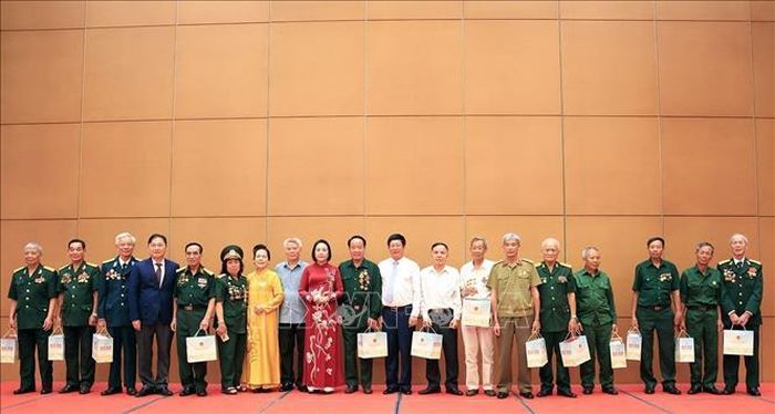 Phó Chủ tịch Quốc hội Nguyễn Thị Thanh tặng quà cho các đại biểu Người có công với Cách mạng tiêu biểu. Ảnh: Tuấn Anh/TTXVN