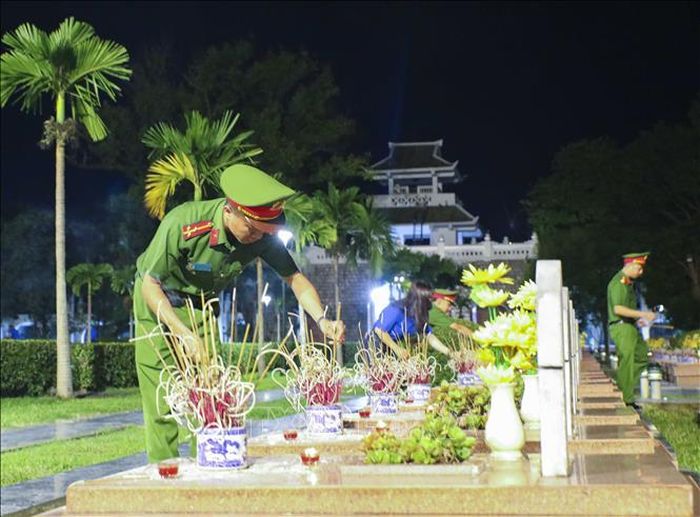 Cán bộ, chiến sĩ Công an tỉnh Điện Biên dâng hương tại phần mộ liệt sĩ, ngày 26/7/2026. Ảnh: Xuân Tư/TTXVN