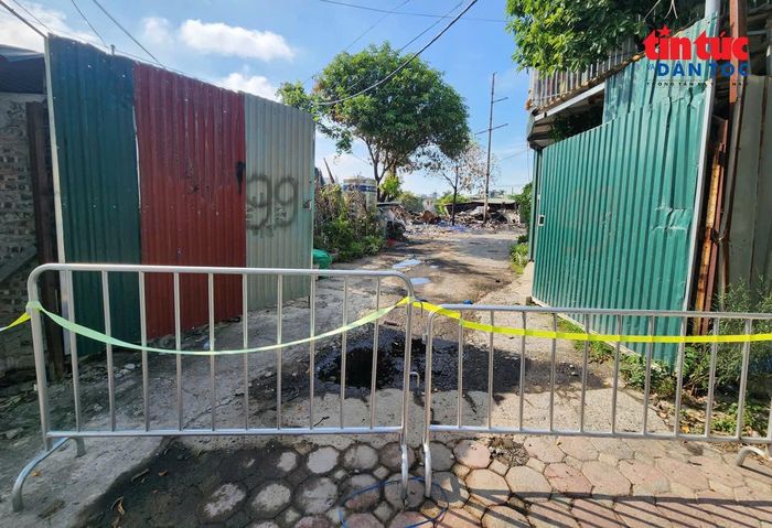 Sáng 27/7, lực lượng chức năng vẫn phong tỏa khu vực đám cháy.