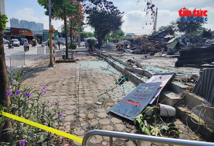 Thời điểm cháy lớn, lực lượng chức năng phải huy động máy xúc để phá dỡ toàn bộ 8 kho xưởng xung quanh với diện tích gần 2.000 m2.