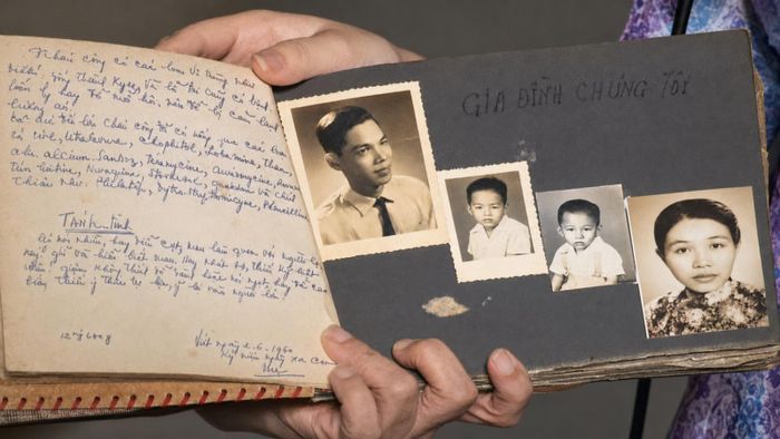 Hình ảnh gia đình liệt sĩ Lê Thị Riêng trong cuốn album mà ông Công đang lưu giữ.