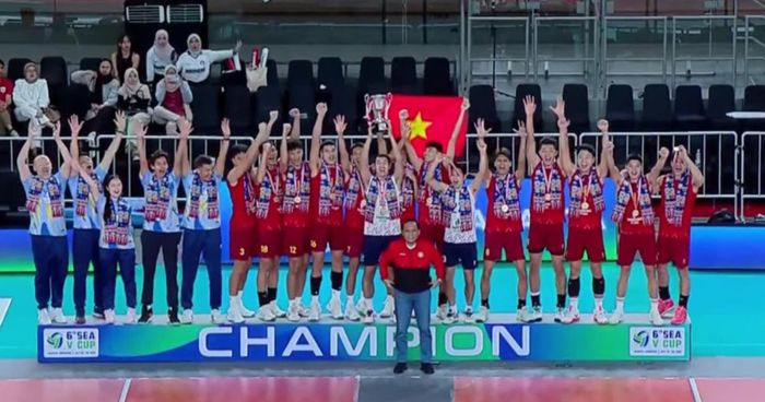 Tuyển bóng chuyền nam Việt Nam với chức vô địch lịch sử tại chặng 2 SEA V.Cup 2026. Ảnh: VFV
