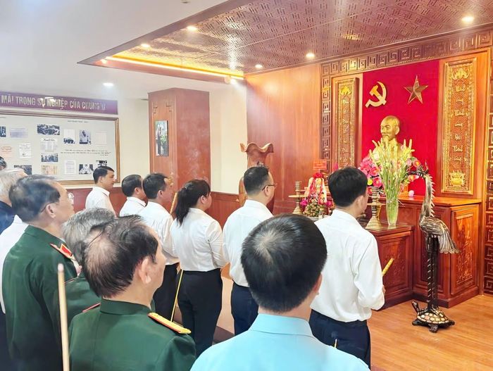 Các đại biểu thành kính dâng hương tưởng nhớ Chủ tịch Hồ Chí Minh và các anh hùng liệt sĩ tại phường Tân Bình, TP Hồ Chí Minh