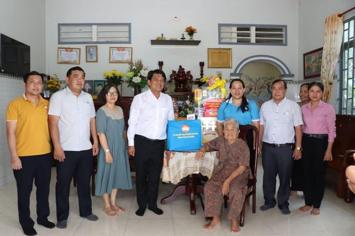 Ông Bùi Thanh Nhân, Ủy viên Ban Thường vụ Thành ủy, Phó Chủ tịch Ủy ban MTTQ Việt Nam TP Hồ Chí Minh thăm và tặng quà cho Mẹ Việt Nam anh hùng.