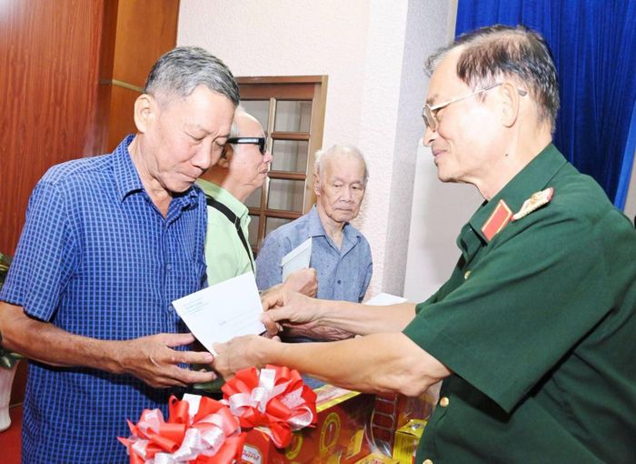 Các gia đình chính sách, người có công nhận được nhiều phần quà ý nghĩa trong ngày 27/7.