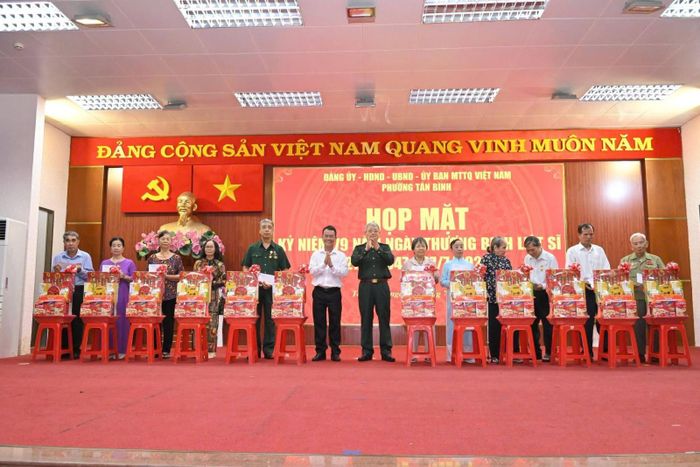 Phường Tân Bình trao 30 phần quà cho người dân nhân dịp kỉ niệm 79 năm Ngày Thương binh - Liệt sĩ.