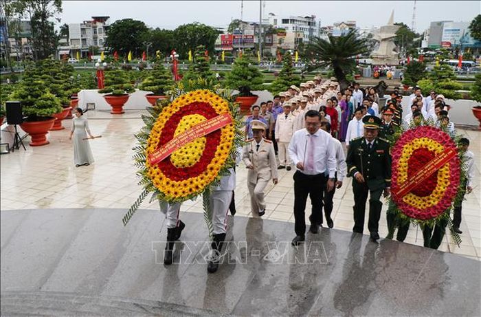 Đoàn Tỉnh ủy, HĐND, UBND, Ủy ban MTTQ Việt Nam tỉnh Đồng Tháp dâng hoa tại Nghĩa trang liệt sĩ tỉnh (phường Mỹ Trà).