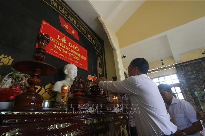 Lãnh đạo xã Mỹ Thọ (Đồng Tháp) thắp hương tri ân các Anh hùng liệt sĩ.