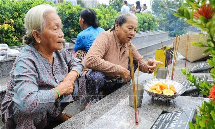 Thân nhân thắp hương tưởng niệm các liệt sĩ.