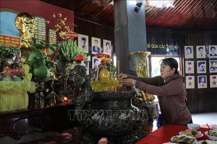 Thân nhân liệt sĩ đến dự lễ giỗ liệt sĩ tại Nghĩa trang liệt sĩ tỉnh (phường Mỹ Trà).
