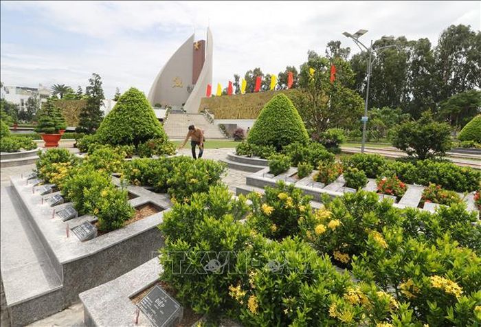 Người dân đến thắp hương tri ân các Anh hùng liệt sĩ tại Nghĩa trang liệt sĩ tỉnh (phường Mỹ Trà).